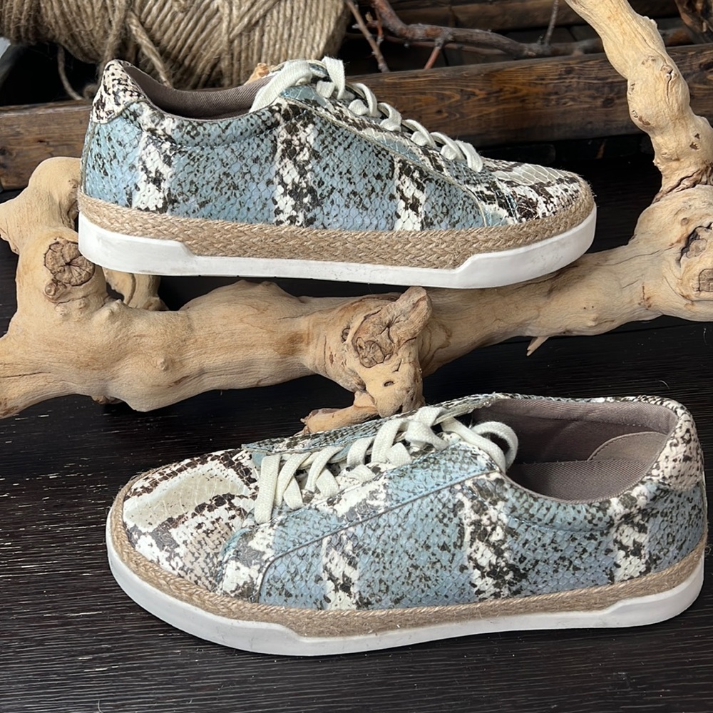 Crown Vintage Kalinda blue “snake” sneaker